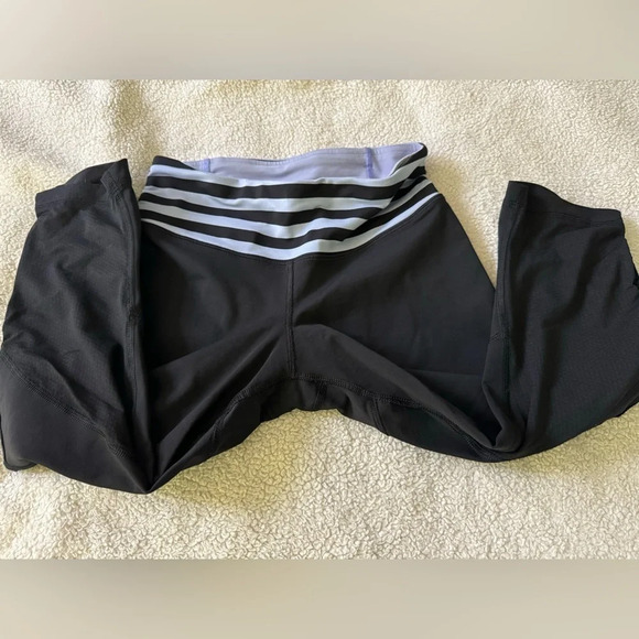 Lululemon 4 Black Sea Striped printed cropped leggings. Luxtreme Circle Mesh. - Picture 9 of 15